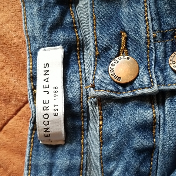 Encore Jeans High Waisted Shorts - Picture 3 of 4